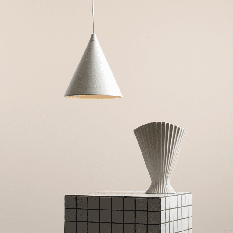 Form Ø24 Hvit Taklampe Fra Artera - Plasser den over spisebordet, på kjøkkenet eller i stuen for å skape et rent og elegant uttrykk med et behagelig nedadrettet lys.