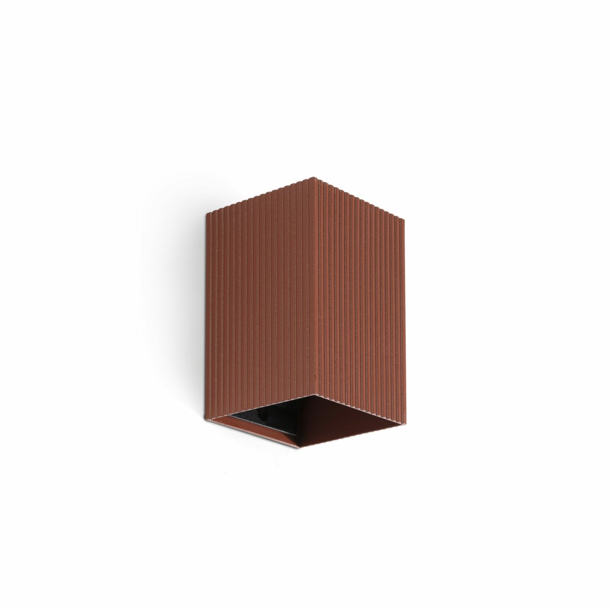 Lune 10cm Terrakotta riflet vegglampe Fra Faro Barcelona - Lune er en firkantet vegglampe med riflet overflate i terrakottafinish som kombinerer funksjon og form.