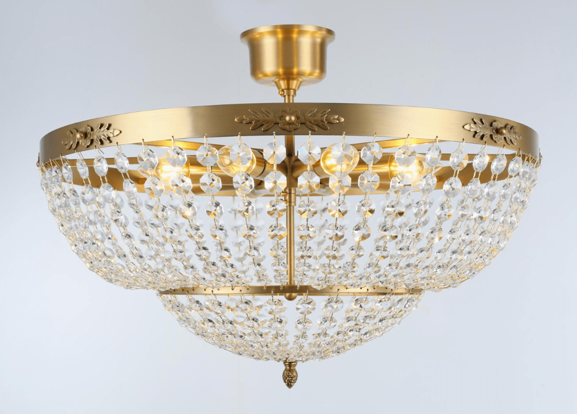 Victoria Ø55 krystall Fra Norrsken Design - Lampen er utstyrt med håndslipte prismer av klasse 1 K9-krystall, som sprer et blendende og vakkert lys i rommet.