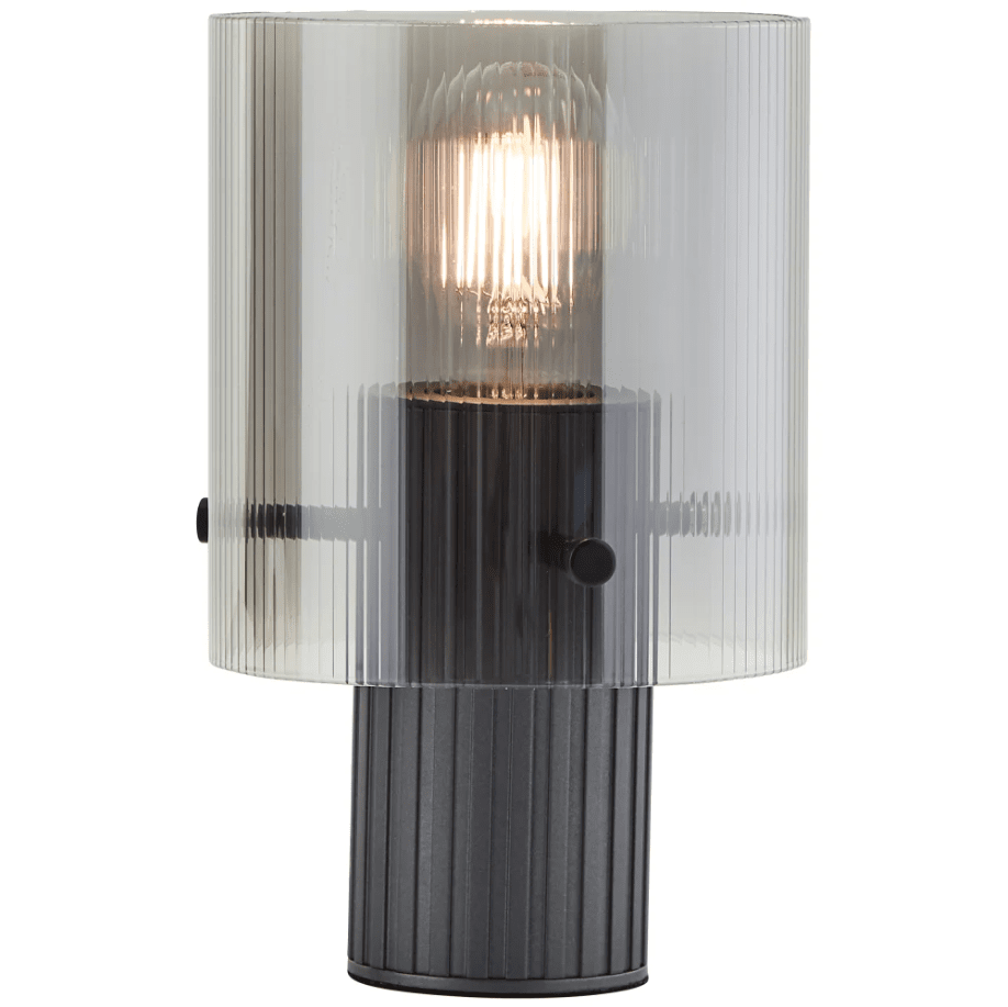 Riffelini 22cm Antrasitt bordlampe Fra Brilliant - Riffelini er en moderne bordlampe med stilige detaljer.