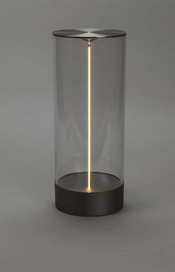 Edison 32cm Antrasitt bærbar Fra Konstsmide - Edison er fulladet på 6 timer med den medfølgende USB-kabelen og kan deretter lyse opptil 9 timer på den medfølgende USB-kabelen.