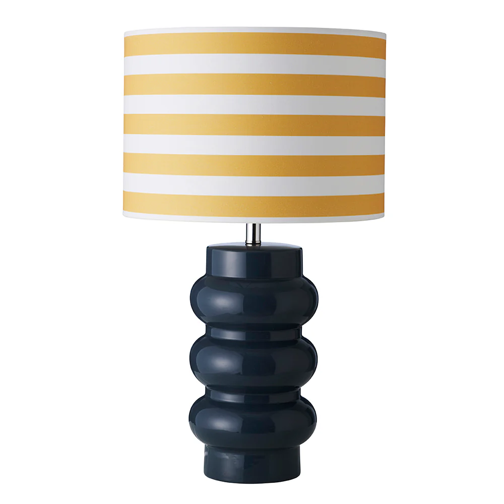 Lyon 56cm Blå bordlampe Fra Superliving - Med en dristig utformet brosjyre; keramisk fot og en stripete nyanse i gult og hvitt, Lyon kombinerer moderne stil med en retro-inspirert f&oslash;lelse.
