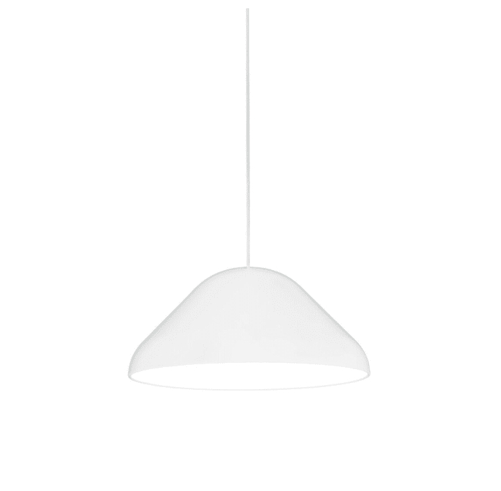 Enna Ø43 Hvit Taklampe Fra Airam - Den store og avrundede pendelarmaturen Enna passer til mange typer interiør og som spisebordarmatur.