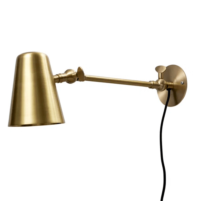 Vala Long 42cm Matt messing vegglampe Fra H. Skjalm P - Den passer perfekt i entr&eacute;en, langs kj&oslash;kkenbenken eller som nattbordslampe.