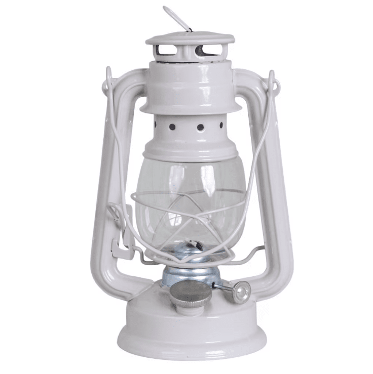 Storm Lantern small Beige Fra Strömshaga - En lanterne i klassisk design som passer perfekt i hytta, ute p&aring;&aring; trappen eller til strandhengek&oslash;yen for maksimal hygge.