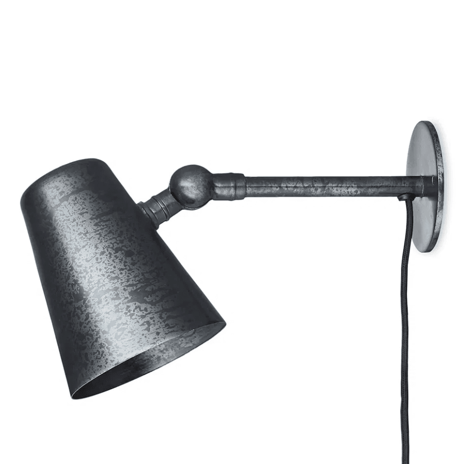 Vala Antikk sort leselampe Fra H. Skjalm P - Velg en vegglampe i r&aring; metall er en klassisk og funksjonell lampe med justerbar skjerm, produsert av H.