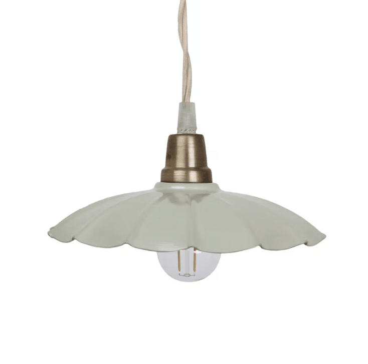 Gustav Ø20 Grønn vinduslampe Fra Strömshaga - En elegant taklampe som er liten og s&oslash;t og passer fint b&aring;de over kj&oslash;kkenbordet, i et vindu eller p&aring; soverommet.