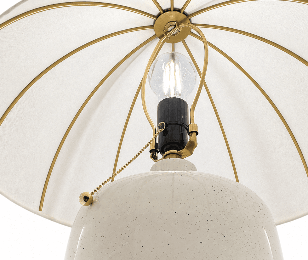 Crosby 70cm Kremhvit bordlampe Fra Elstead Lighting - Designet er inspirert av klassiske parasoller og kompletteres av en hvelvet lampeskjerm i tynt, lett stoff.