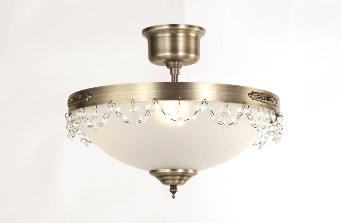 Fanny Ø36 Antikk messing plafond Fra Norrsken Design - De håndkuttede klasse 1 K9-krystallene gir et sofistikert preg som fremhever rommets eleganse.