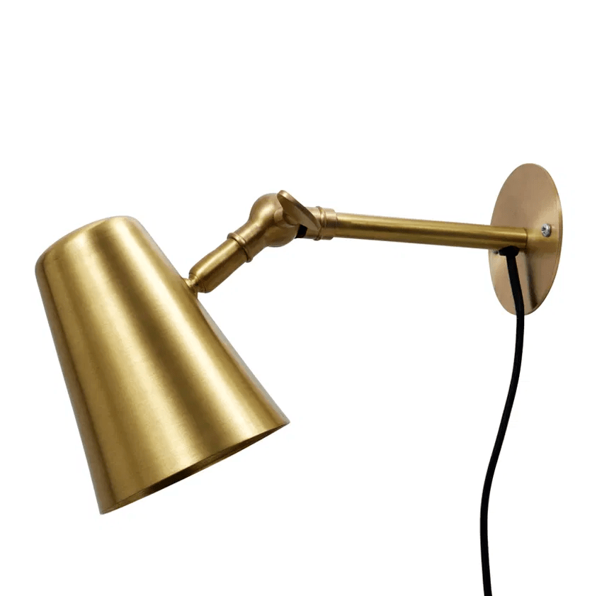 Vala Flex Matt messing leselampe Fra H. Skjalm P - Vala Flex vegglampen i matt messing er en stilig og funksjonell lampe med justerbar arm og skjerm, som gj&oslash;r den ideell for &aring; rette lyset dit det trengs.
