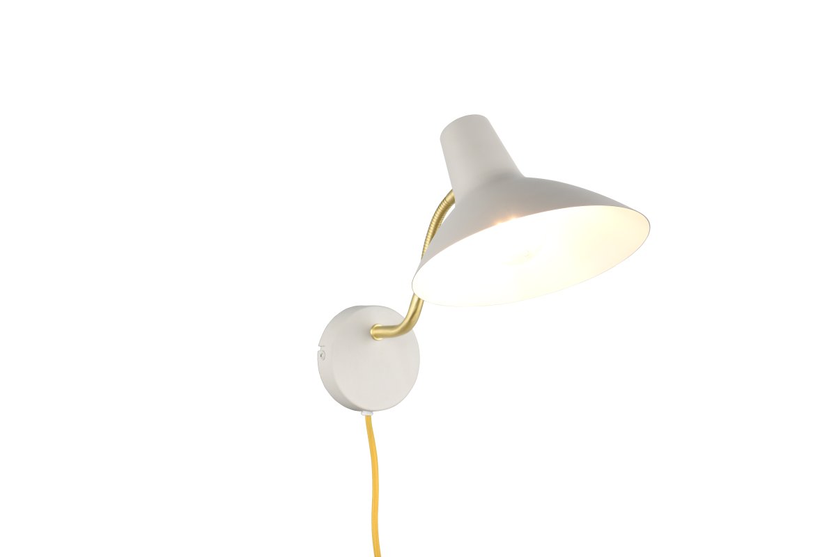 Traveller 38cm Grå vegglampe Fra Trio Lighting - Den varme gråfargen og den matte messingarmen gir et elegant uttrykk som passer inn i mange interiørstiler.
