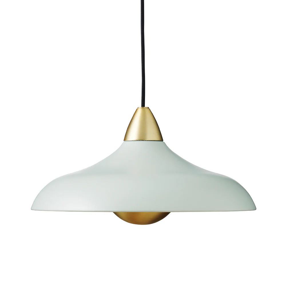 Urban Wide Ø36 Lysegrønn Taklampe Fra Superliving - Forbedre hjemmet ditt med den moderne Urban Wide pendellampen, en stilig kombinasjon av matt lysegr&oslash;nn finish og elegante messingdetaljer.