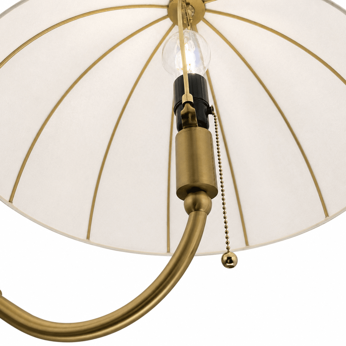 Crosby Børstet gull gulvlampe Fra Elstead Lighting - Metallrammen har en b&oslash;rstet gullfinish og en mykt buet arm som gir lampen et karakteristisk uttrykk.