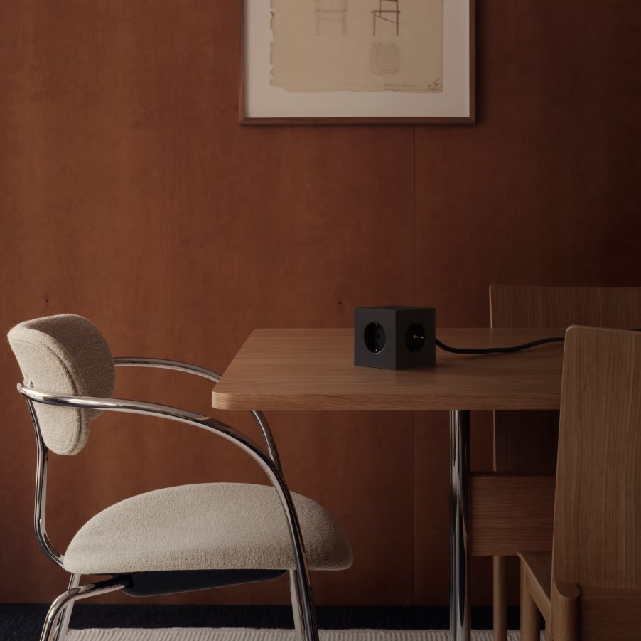 Square 1 with 30W Dual USBC & Magnetic base, 3m Svart Fra Avolt - Styreskinne fra Avolt med et stilig design med lang PVC-ledning, en kube laget av resirkulert plast og en magnetisk plate i bunnen slik at den kan henges p&aring; veggen.