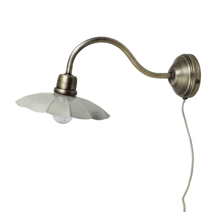 Gustav Ø20 Mint/antikk messing vegglampe Fra Strömshaga - Den antikk messingfinishen er kombinert med en skjerm i mintgr&oslash;nn lakkert metallplate med en vakkert b&oslash;lget kant, noe som gir et mykt og stilig uttrykk.