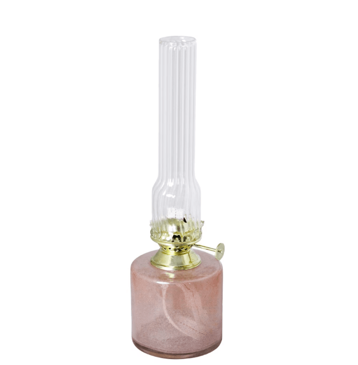 Kerosene lamp elvira small Rosa Fra Strömshaga - Lampen er laget av 50-60 % resirkulert glass og passer med veke artikkelnummer 116210 og brennere med artikkelnummer 139420G eller 121800G.