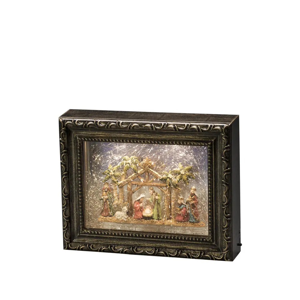 Vannfylt Lykt Med Bilderamme Brun Fra Konstsmide - Denne vannfylte lykten i form av en fotoramme skildrer en vakker julekrybbe med LED-belysning som skaper en myk og atmosf&aelig;risk gl&oslash;d.