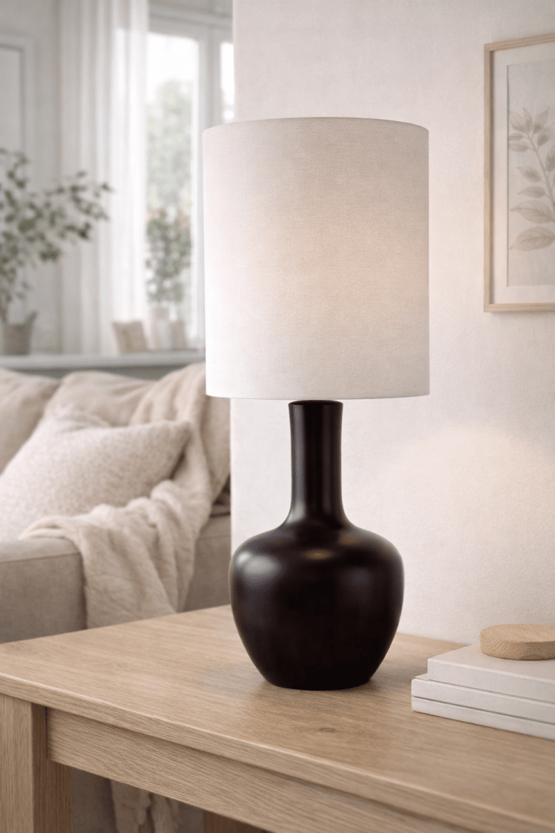 Boda 78cm Svart bordlampe Fra Nordic Lighting - Boda er en stilig bordlampe i keramikk med en glatt, svart lampefot som gir et mykt og harmonisk uttrykk.