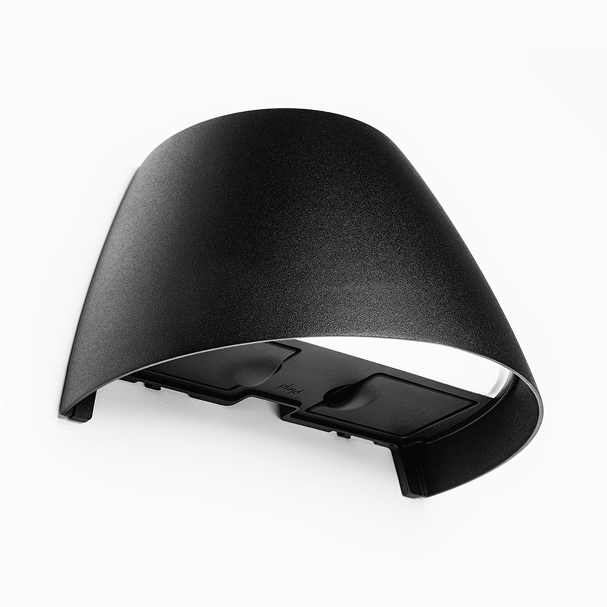 Vegglampe OUT-02-U med stikkontakt Svart Fra Plejd - OUT-02-U er en smart vegglampe for utend&oslash;rs bruk med justerbar hvit belysning og innebygd LED, laget for &aring; lyse opp fasader, for eksempel.