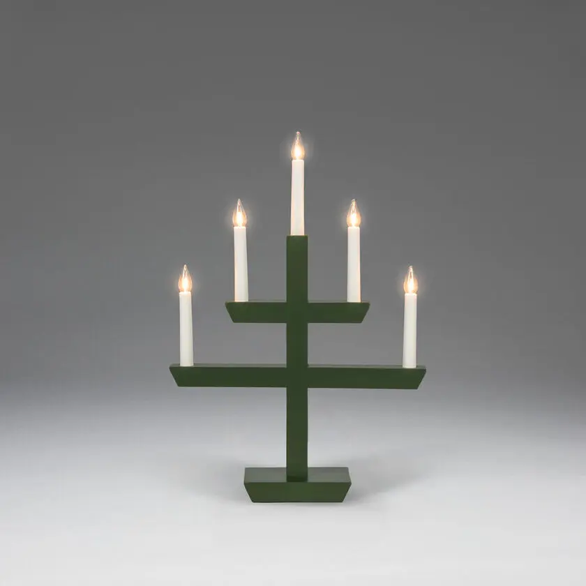 Wooden Candelabra 5 Lights Mørk grønn Fra Konstsmide - En tidl&oslash;s interi&oslash;rdetalj som sprer en varm gl&oslash;d og passer perfekt i vinduet i adventstiden, eller som stemningsbelysning &aring;ret rundt.