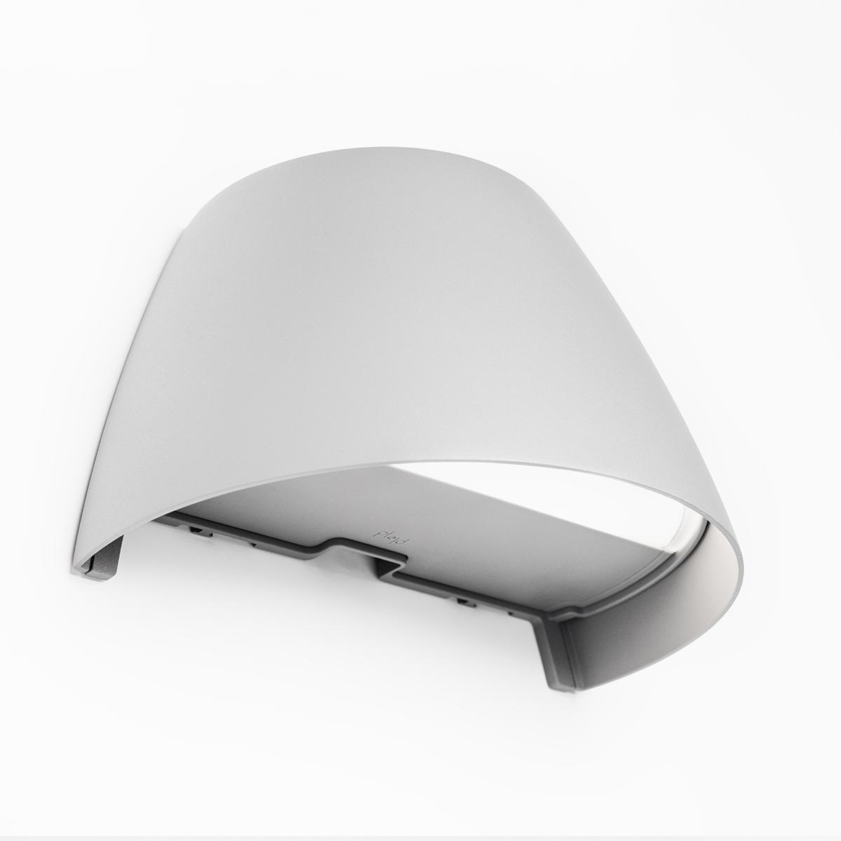 Vegglampe OUT-02 Grå Fra Plejd - OUT-02 er en smart vegglampe for utend&oslash;rs bruk med justerbar hvit belysning og innebygd LED, laget for &aring; lyse opp fasader, for eksempel.