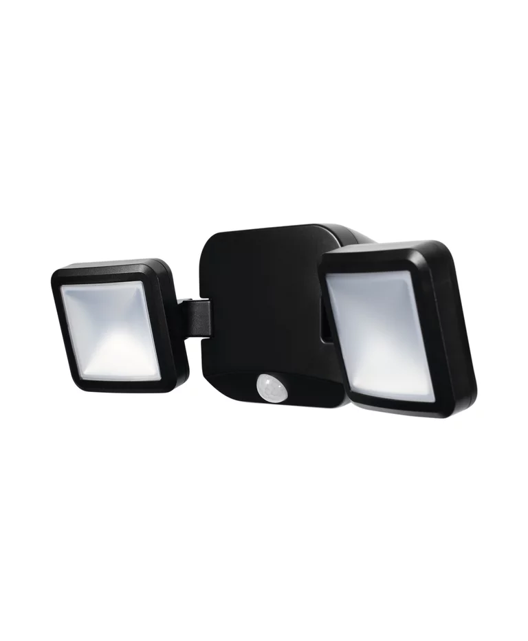 Battery LED Spotlight Sensor Svart utendørslampe Fra Osram - Med en n&oslash;ytral hvit lysfarge p&aring; 4000K og tv&aring; justerbare lyskilder gir bred og effektiv belysning.