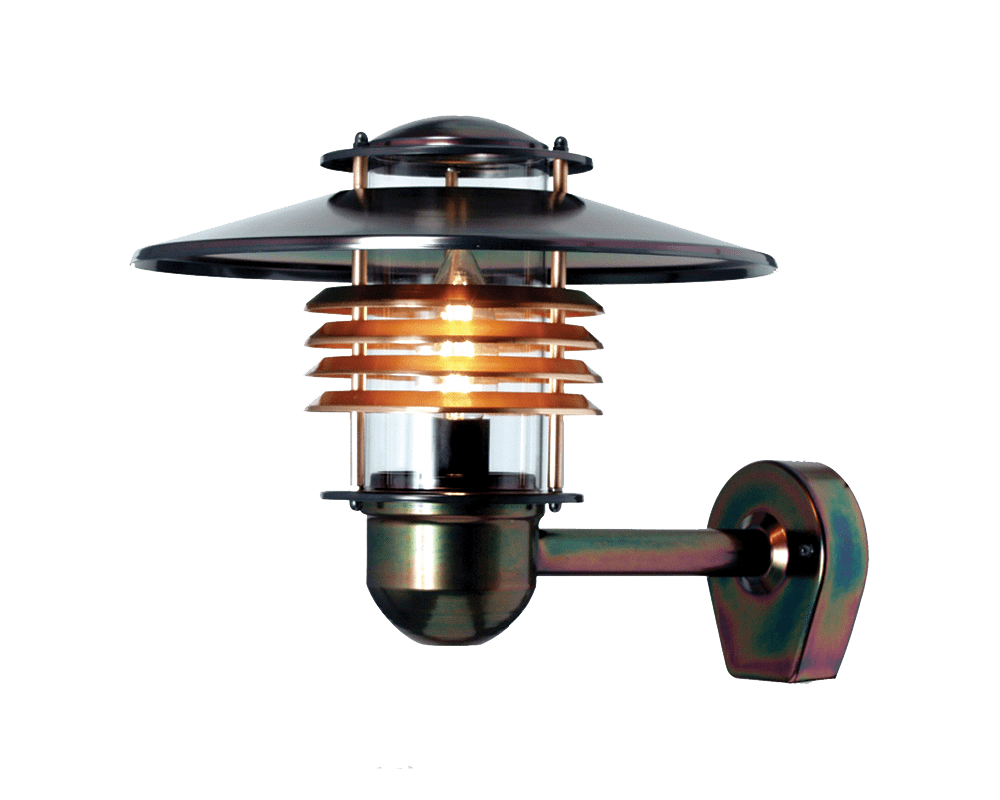 Arnäs Oksidert kobber utendørslampe Fra Westal - Arn&auml;s vegglampe er en stilig armatur med et allround lysmønster og en klar glasskuppel som omgir lyskilden.