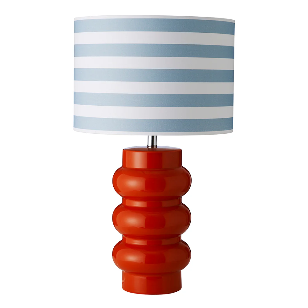 Lyon 56cm Oransje bordlampe Fra Superliving - Med en rikt utformet oransje keramisk base og en stripete nyanse i bl&aring;tt og hvitt, kombinerer Lyon moderne stil med en retro-inspirert f&oslash;lelse.
