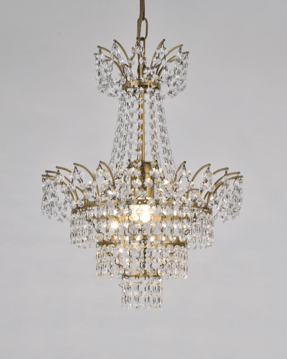 Estelle Ø35 Antikk messing krystall Fra Norrsken Design - Kombinasjonen av antikk messing og glitrende krystaller skaper en tidløs eleganse som gjør denne krystalllysekronen til et perfekt samlingspunkt i hjemmet ditt.