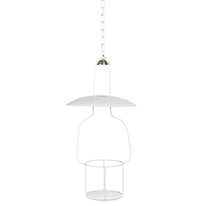 Hanging lantern stand for kerosenelamp 'Straight Big' Hvit Fra Strömshaga - Stativ for parafinlampe i hvitlakkert metall med liten skjerm og detaljer i messing.