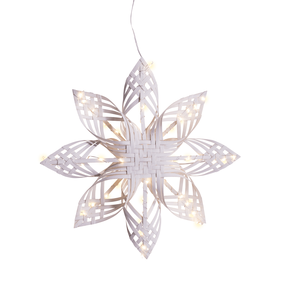 Bambu Ø40 Hvit Fra Pixie Design - Utstyrt med LED-lys som gir varmt hvitt lys, en timer og en praktisk dimmer med fire lysnivåer som kan styres direkte fra stikkontakten, er styringen perfekt for å skape en koselig stemning i juletiden eller som dekorativ belysning hele året.