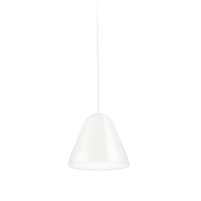 Enna Ø22 Hvit Taklampe Fra Airam - Den avrundede formen gir et mykt og moderne uttrykk, mens diffusoren under lampeskjermen sprer lyset jevnt og stemningsfullt i rommet.