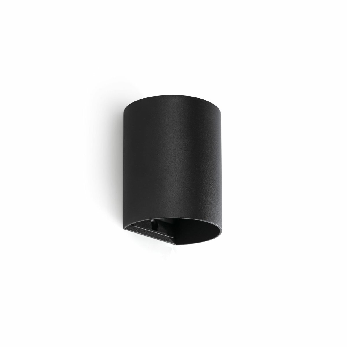 Sole 10cm Svart vegglampe Fra Faro Barcelona - Den er tilgjengelig i to st&oslash;rrelser og kan gi lys i &eacute;n eller to retninger, noe som gj&oslash;r den ideell for ganger, trapper og mindre rom.