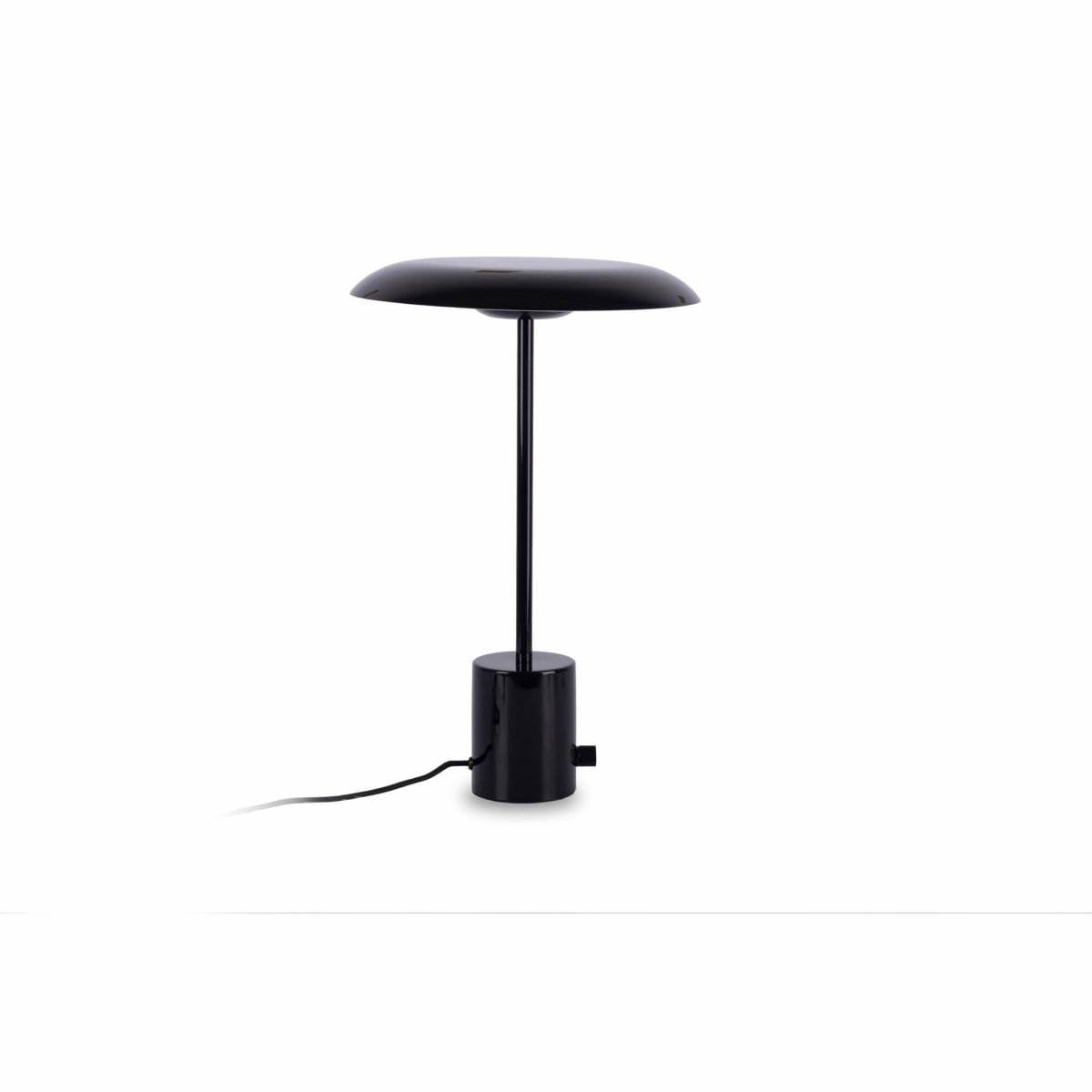 Hoshi 40cm Svart bordlampe Fra Faro Barcelona - Hoshi er en designerlampe med en slank silhuett, stabil base og integrert LED (12 W, 2700 K) som gir et varmt og behagelig lys.