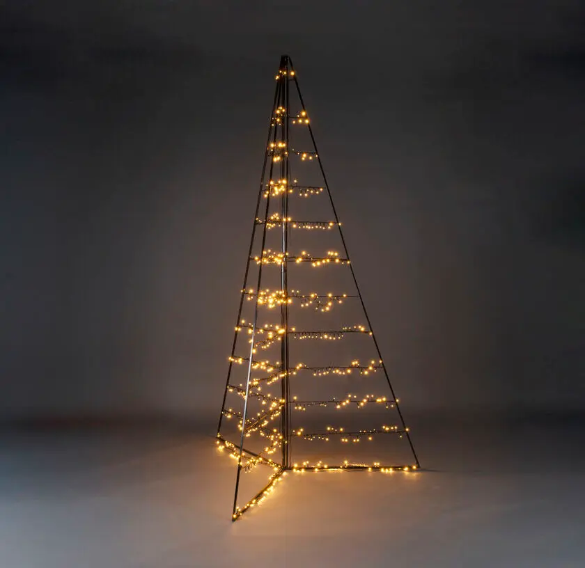 Metalldekorasjon Pyramide 240cm Svart Fra Konstsmide - Med 651 varme ravfargede LED-lys sprer den en elegant gl&oslash;d og skaper en magisk atmosf&aelig;re.