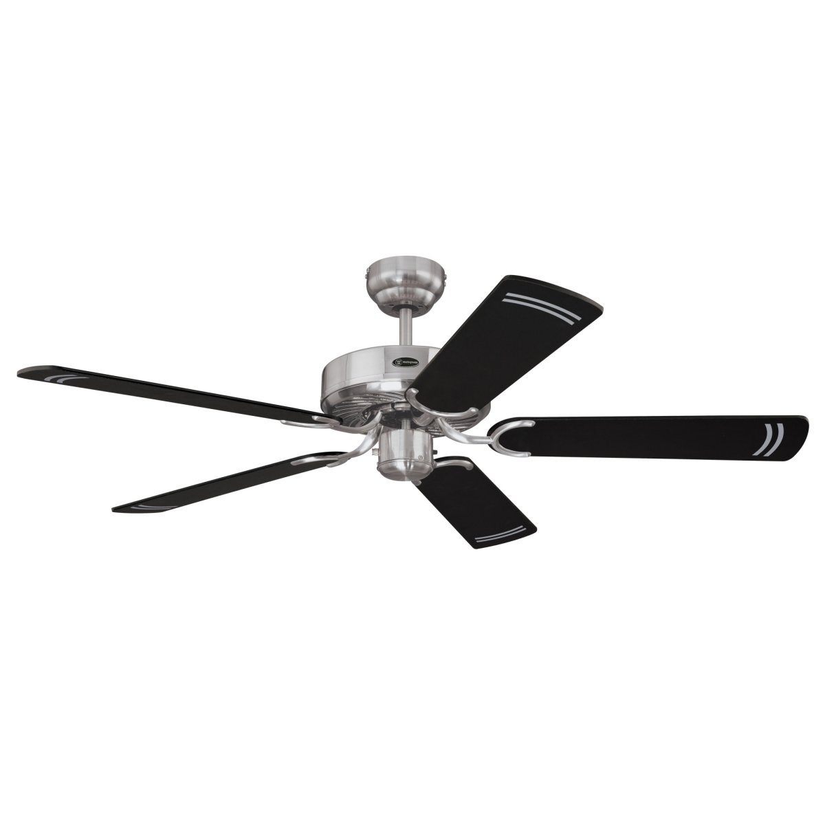 Cyclone Ø132 Børstet stål Fra Westinghouse - Viften har en robust og stillegående AC-motor (49 dB) og kommer med fem vendbare blader i sort eller sort med sølvkanter.