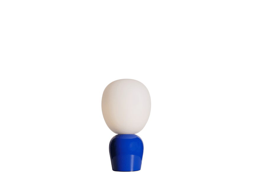 Buddy 34cm Blå bordlampe Fra Belid - Med sin jevne gl&oslash;d og sofistikerte design blir Buddy en naturlig del av hjemmet, en f&oslash;lgesvenn som sprer lys og karakter i generasjoner fremover.