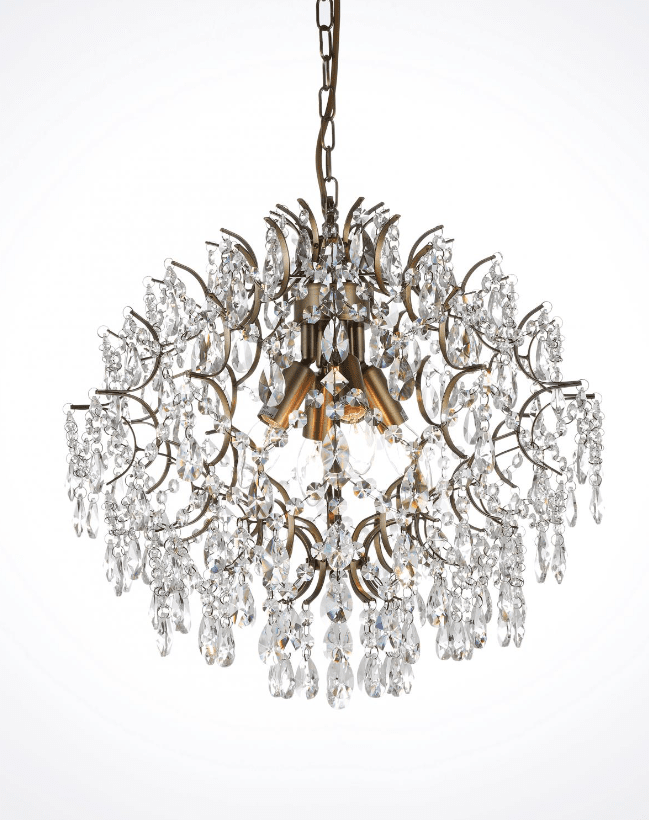 Kate Ø50 Antikk messing krystall Fra Norrsken Design - Kate-taklampen i antikk messing med håndkuttede Klasse 1 K9-krystaller er et ekte stilikon som gir hjemmet ditt en følelse av eksklusivitet og eleganse.