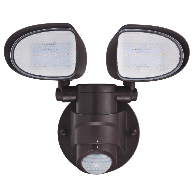 Two-Light Bronse utendørslampe Fra Westinghouse - Armaturet er utstyrt med to justerbare lampehoder som kan rotere 135 grader vertikalt og 160 grader horisontalt for å dekke et stort område.