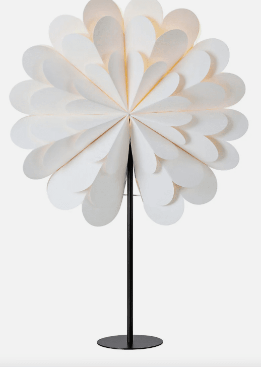 Maravilla Ø45 Hvit Fra Markslöjd - Med en sort metallfot og en hvit papirskjerm på 45 cm i diameter passer den like godt som en bord- eller vinduslampe.