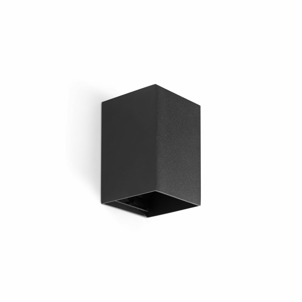 Lune 10cm Svart vegglampe Fra Faro Barcelona - Lune er en firkantet vegglampe med matt svart finish som passer perfekt i ganger, korridorer og andre passasjer.
