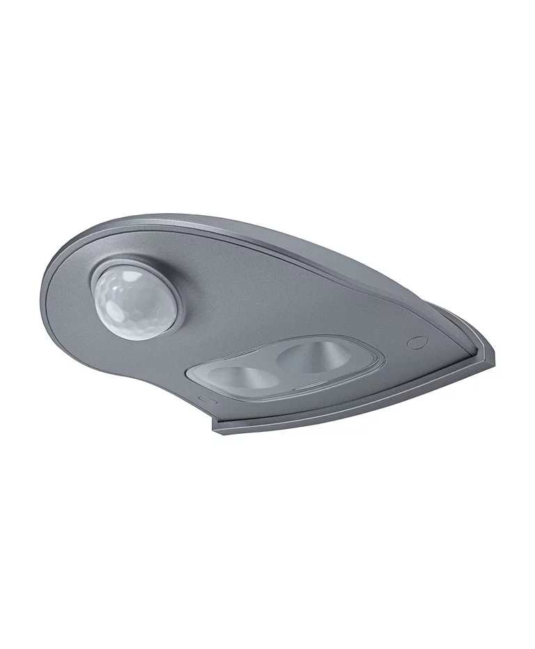 DoorLED Down Sensor Sølv utendørslampe Fra Ledvance - Med sin integrerte lys- og bevegelsessensor sl&aring;r lampen seg p&aring; automatisk n&aring;r det er bevegelse og tilpasser seg de omgivende lysforholdene, noe som gj&oslash;r den energieffektiv og praktisk &aring; bruke.