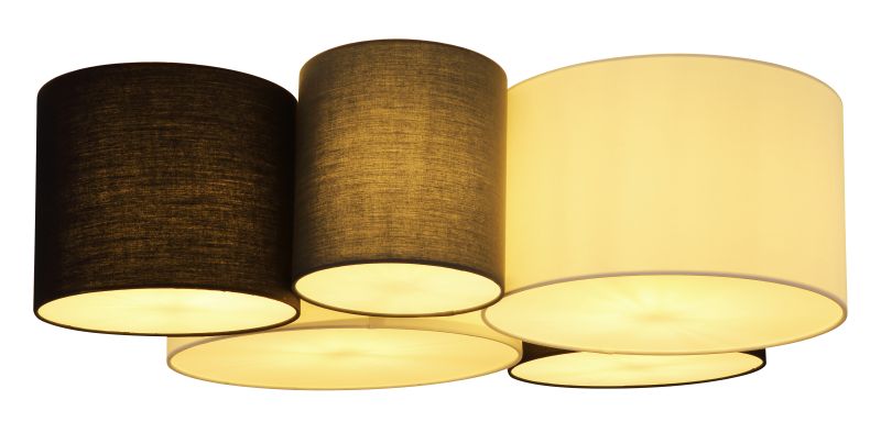 Makki 90cm Flerfarget plafond Fra Globo Lighting - Lampan har en unik design med fem cylindriska textilsk&auml;rmar i olika storlekar, varav tv&aring; &auml;r vita, tv&aring; svarta och en gr&aring;.