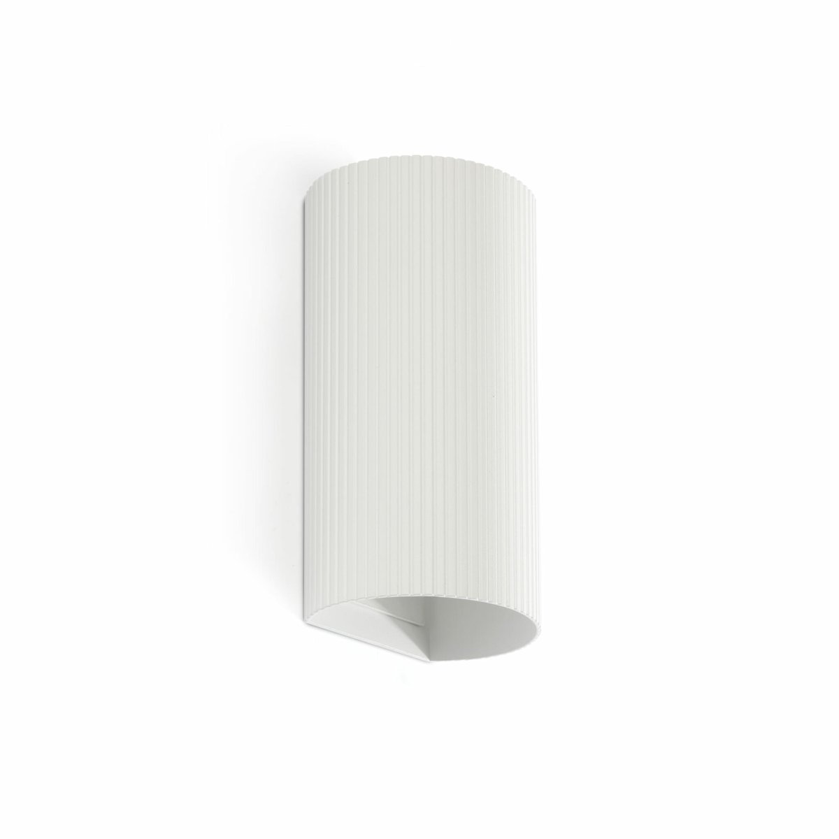 Sole 15cm Hvit rillet vegglampe Fra Faro Barcelona - Den er tilgjengelig i to st&oslash;rrelser og kan avgi lys i &eacute;n eller to retninger, noe som gj&oslash;r den ideell for ganger og mindre rom.