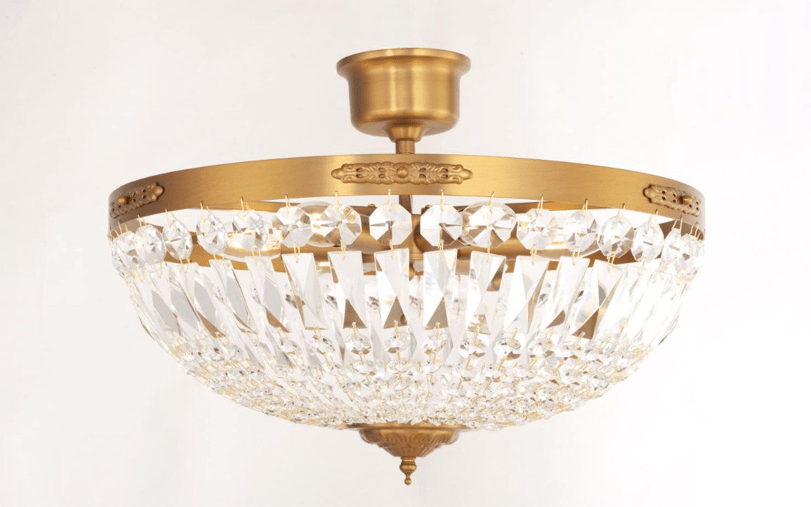 Rhea Ø50 Børstet messing krystall Fra Norrsken Design - Det gir rommet et luksuriøst og elegant uttrykk og skaper en sofistikert atmosfære.