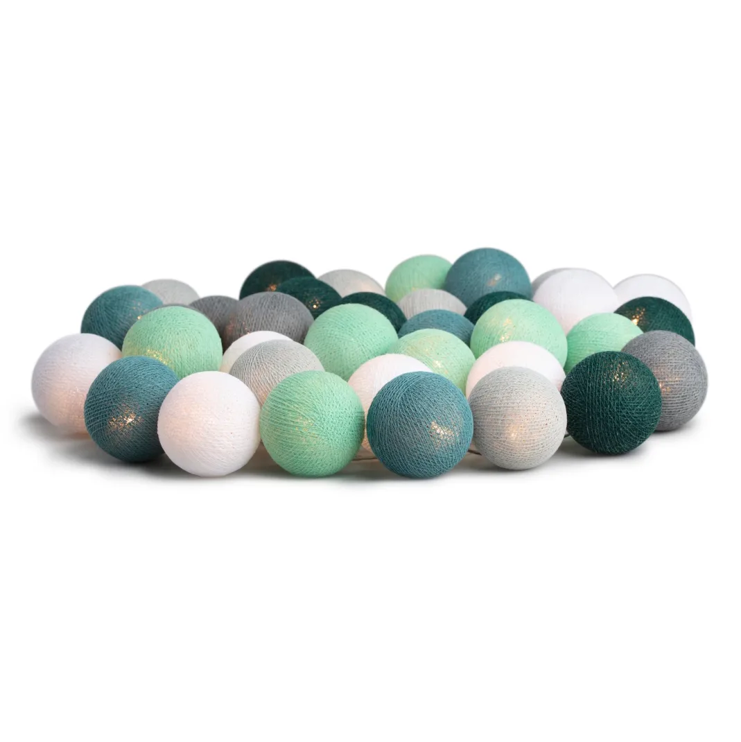 Irislights Cactus 20-lights Grønn Fra Irislights - Irislights Cactus er en dekorativ lyslenke med kuler i forskjellige nyanser av gr&oslash;nt, hvitt og gr&aring;tt som gir en koselig gl&oslash;d.