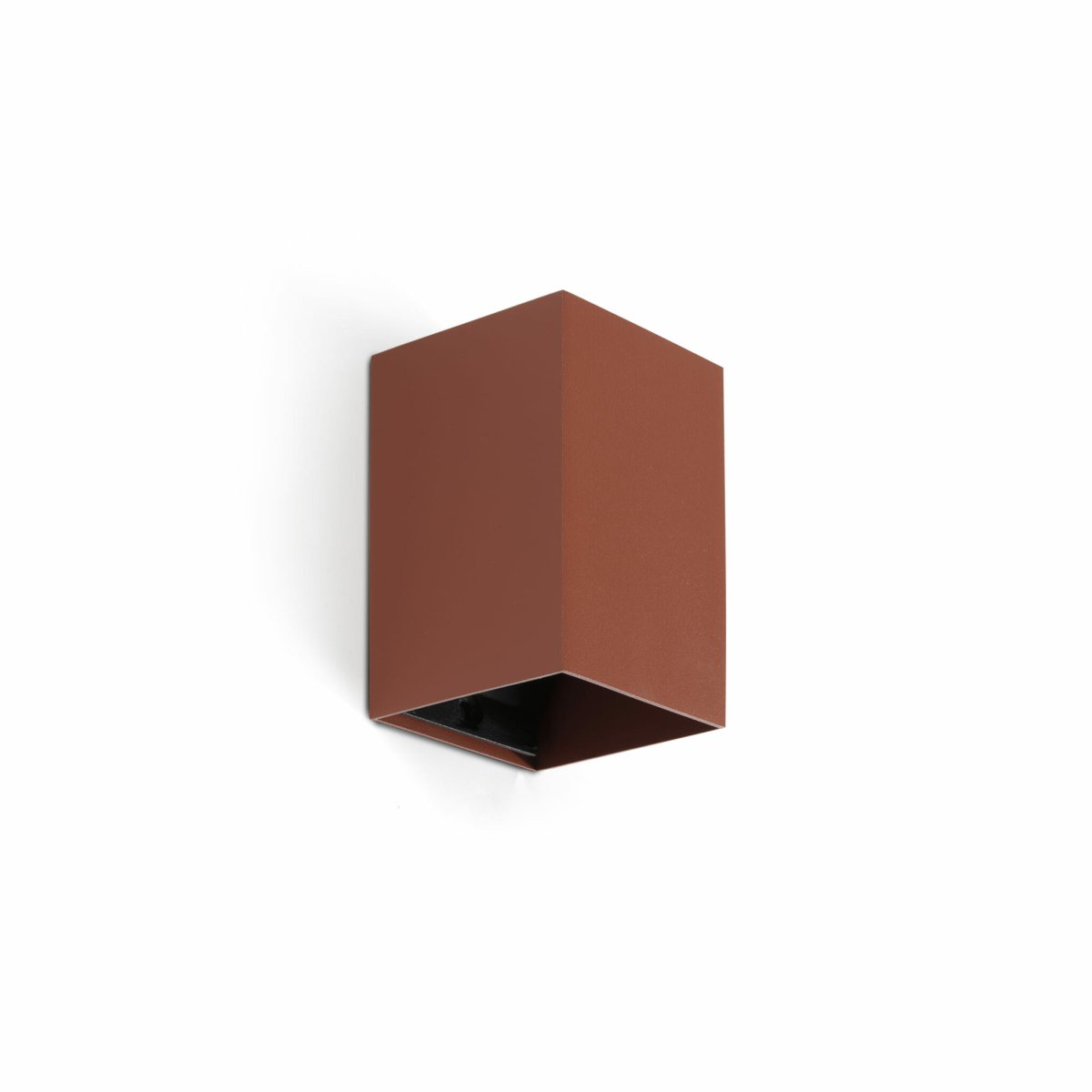 Lune 10cm Terrakotta vegglampe Fra Faro Barcelona - Lune er en firkantet vegglampe med en myk terrakottafinish som passer perfekt i ganger, korridorer og andre passasjer.