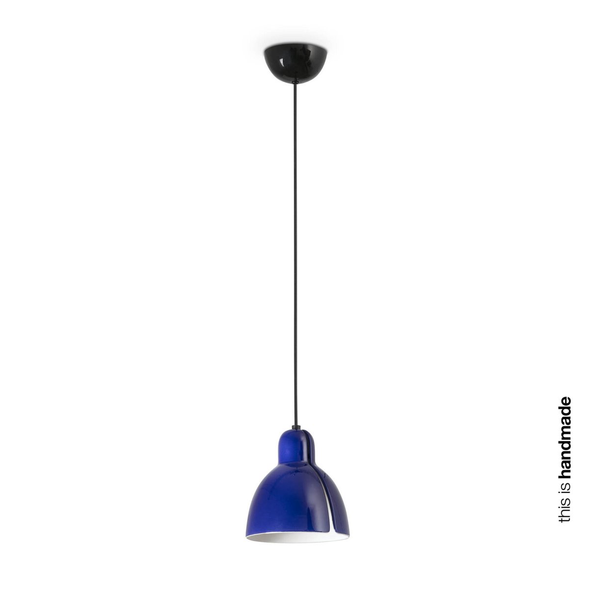 Venice Ø16 Blå Taklampe Fra Faro Barcelona - Den bl&aring; keramiske skjermen er h&aring;ndlaget i et verksted i Barcelona og passer perfekt i lampeholderen &ndash; enkel &aring; montere selv!