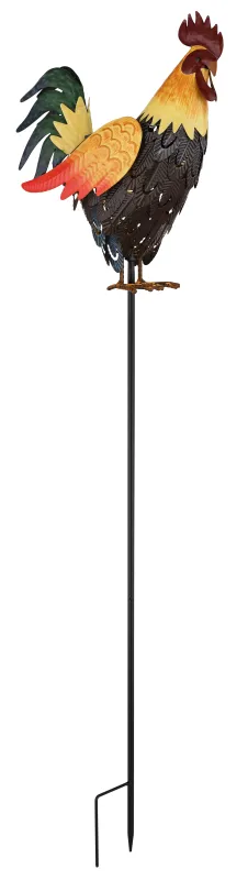 Rooster Flerfarget solcellelampe Fra Globo Lighting - Den fungerar b&aring;de som en dekorativ detalj och en st&auml;mningsfull ljusk&auml;lla som ger din utomhusmilj&ouml; en hemtrevlig och lantlig karakt&auml;r.