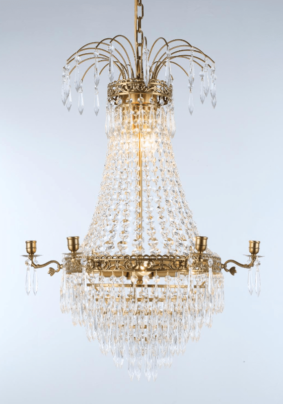 Empire Classic Ø55 Børstet messing krystall Fra Norrsken Design - Empire Classic 6-armet i børstet messing er en praktfull lysekrone som skaper en sofistikert og tidsriktig atmosfære i hjemmet ditt.